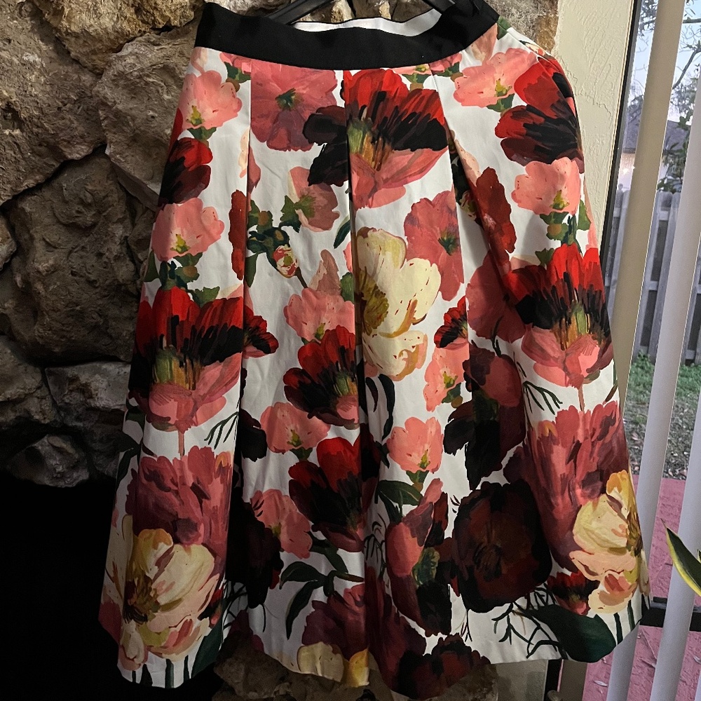 White House Black Market Floral Full Midi Skirt Poppy print, pleated Size 6